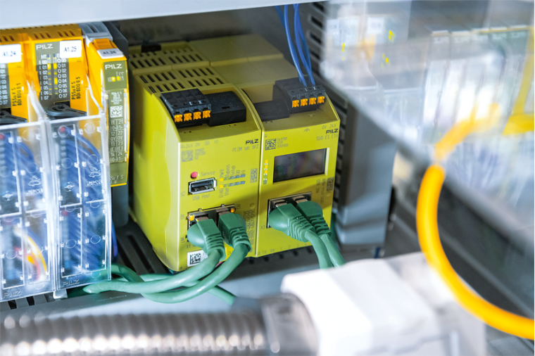 Die Industrie-Firewall SecurityBridge von Pilz schützt Steuerungen vor...