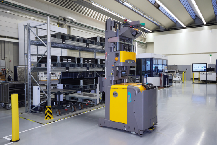 Das fahrerlose Transportsystem (FTS) bestückt eine Docking-Station mit...