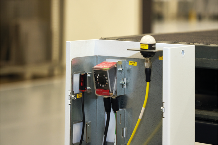 Sensortechnik von Leuze an einer Docking-Station im Detail: Unter der...