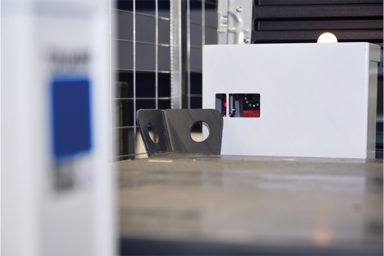 Docking-Station mit Abdeckung: Durch die beiden Aussparungen erfassen die...