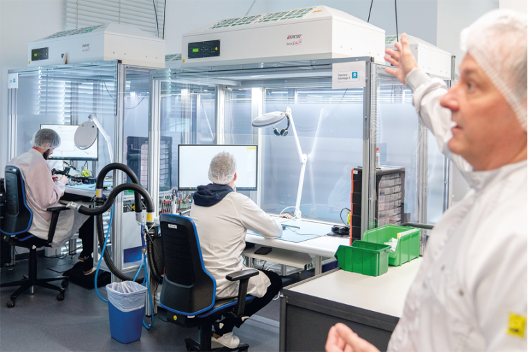 Zwei Kamera-Montageplätze bei SVS-Vistek: Produktionsleiter Thorsten Schmitt...