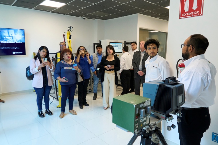 Servicetechniker erklären Journalisten, die das neue Customer Collaboration...