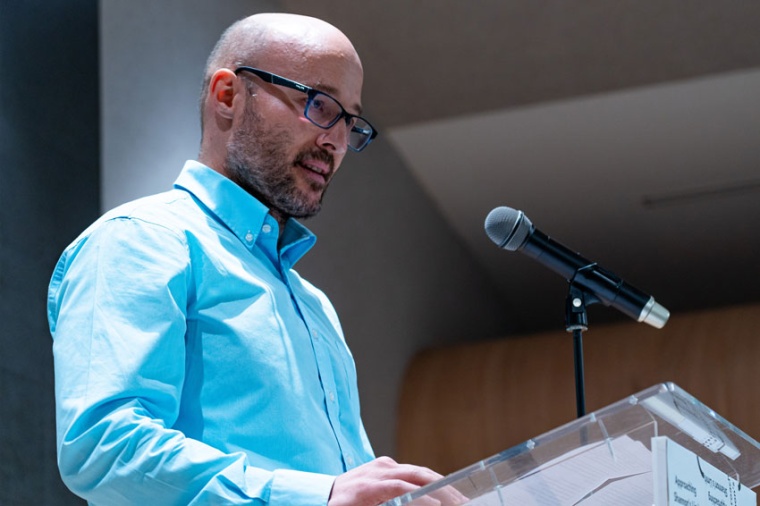 Rubén Pérez-Aranda, CTO und Mitgründer von KD, präsentiert die Meilensteine...