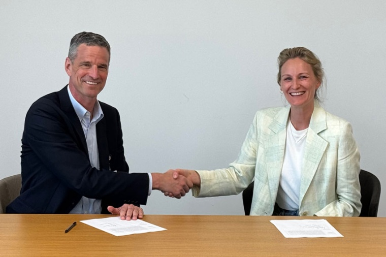 Marie Langer (CEO EOS, rechts) und  Scott Keeney (CEO nLight, Bild: EOS)