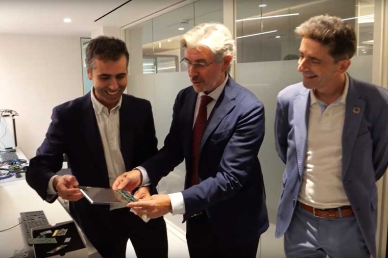 Rafael Serrano zeigt dem Regionalsekretär für Industrie, Energie,...