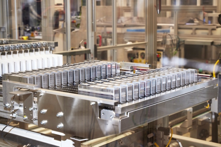 Ein Roboter platziert die aus einem Großladungsträger entnommenen Zellen auf...