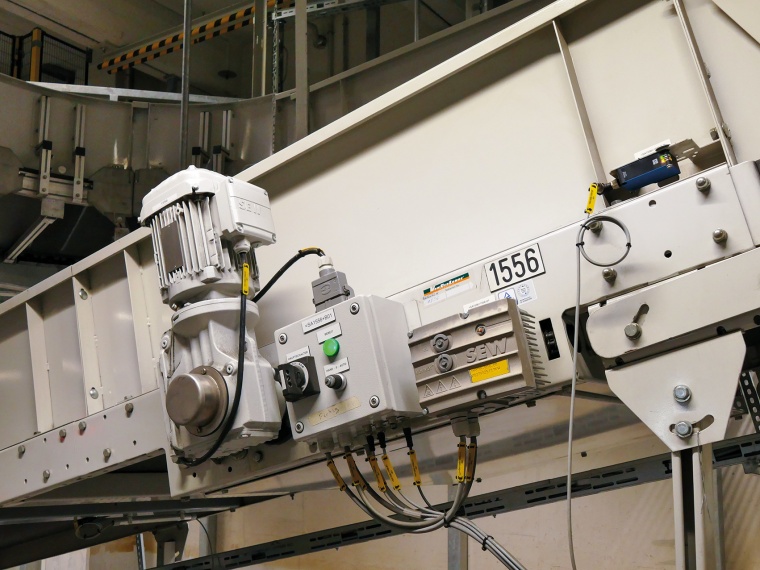 Der Getriebemotor von SEW-Eurodrive treibt das Förderband an der Einschleusung...