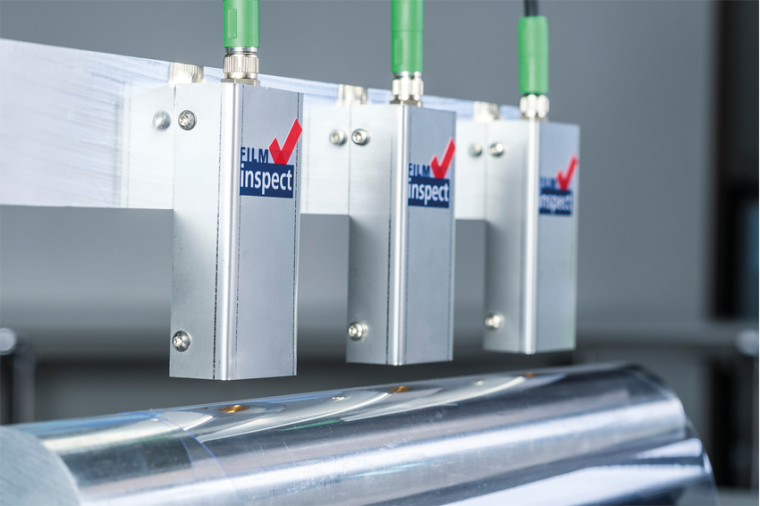 Der Sensor Film-Inspect prüft die Qualität ultradünner Barriereschichten in...