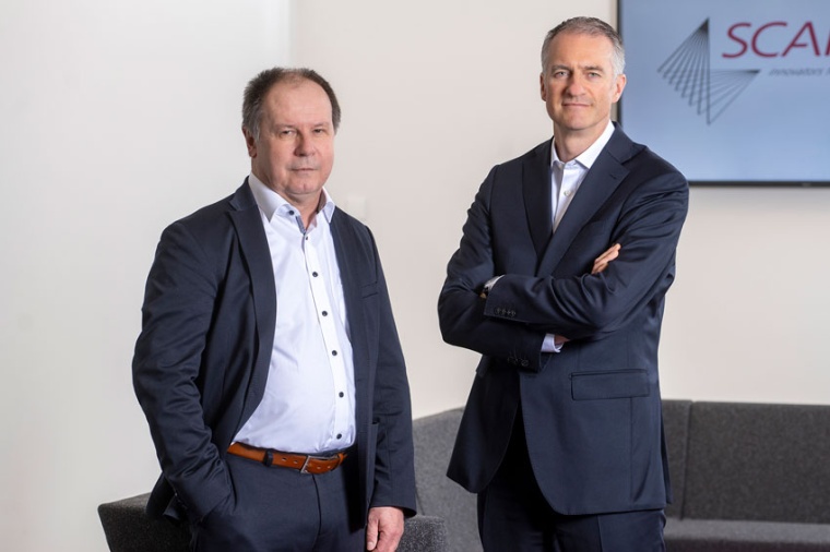 Der Sprecher der Scanlab Geschäftsführung Georg Hofner übergibt seine...