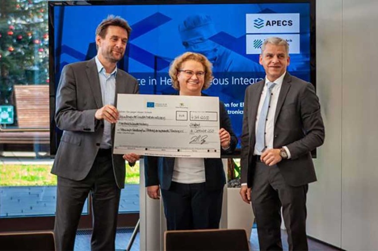 Staatssekretär Dr. Patrick Rapp (r.) übergibt Dr. Patricie Merkert (M.) und...