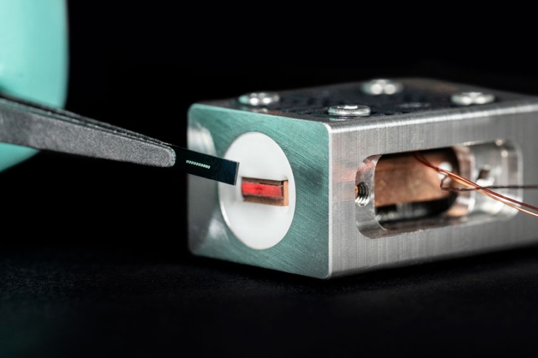 Das Gehäuse der VCSEL-Laserdioden mit integrierter Temperaturkontrolle ist...