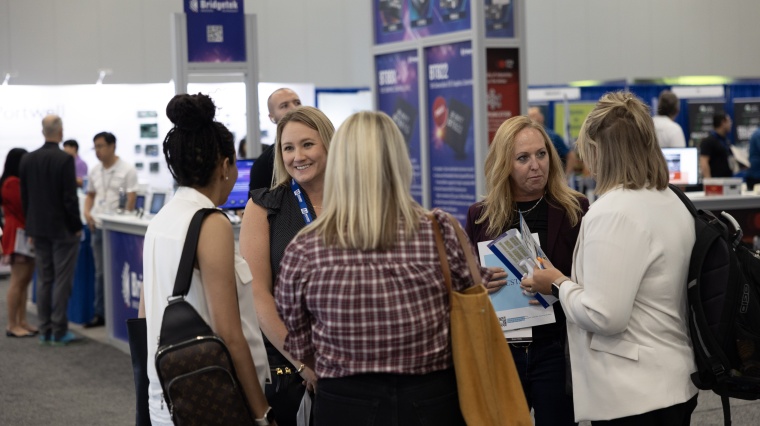 Zur Premiere der Embedded World North America kamen über 3.500 Teilnehmerinnen...