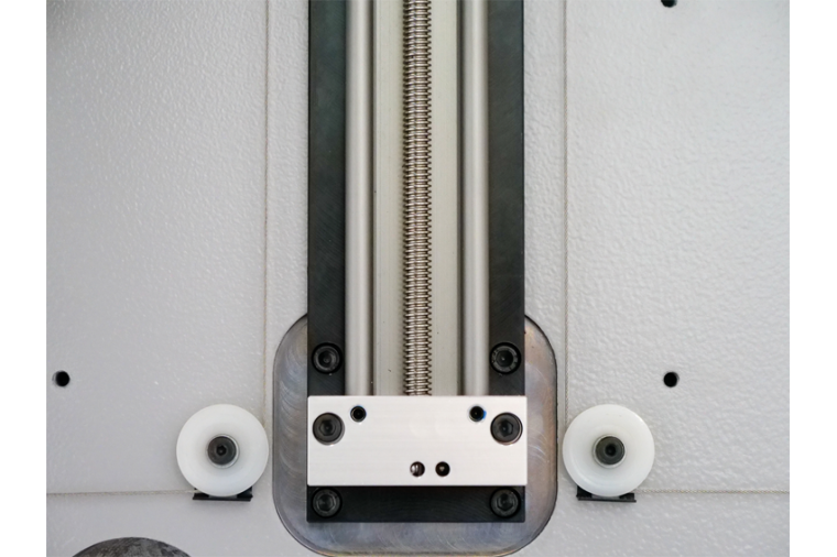 Der Maschinenbauer Bystronic nutzt auch die Drylin-W-Linearführungen von Igus....