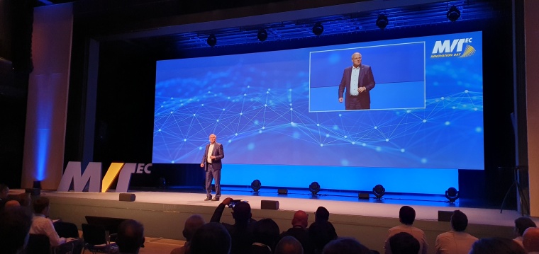 Olaf Munkelt, Geschäftsführer von MVTec, begrüßt die 180 persönlich...