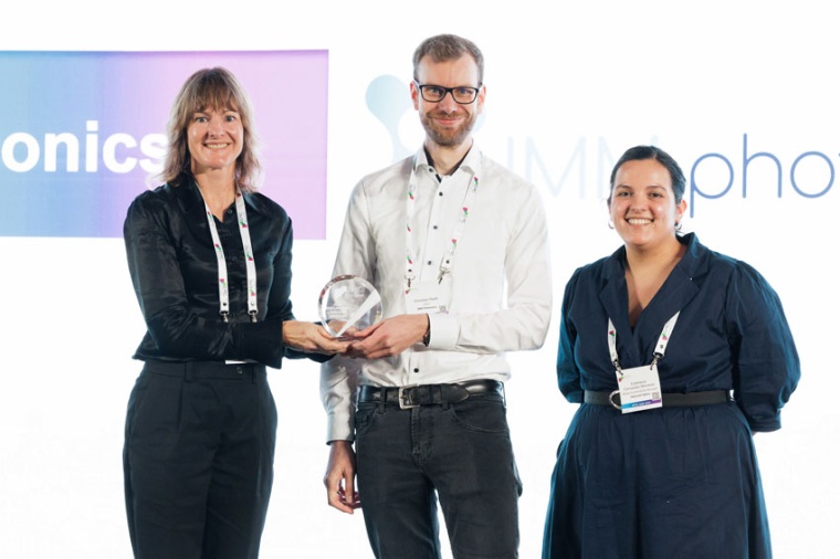 Elizabeth Illy (l) von Hübner Photonics und Estefania Cervantes (r) von Edmund...