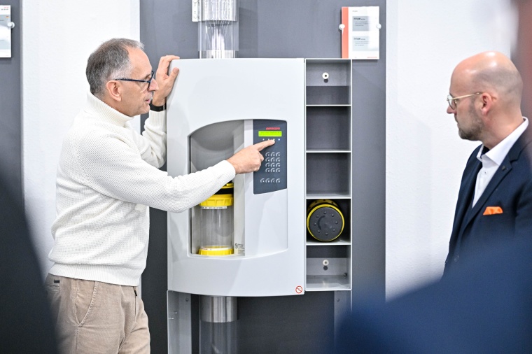 An den Einwurf- oder Entnahmestationen können die Rohrpostbüchsen versandt...
