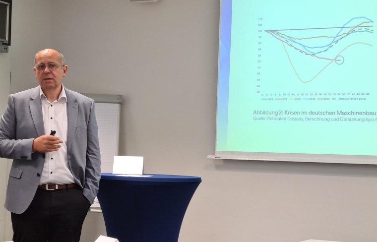Rainer Wegener, CEO bei Stöber, erläutert während seiner Keynote die...