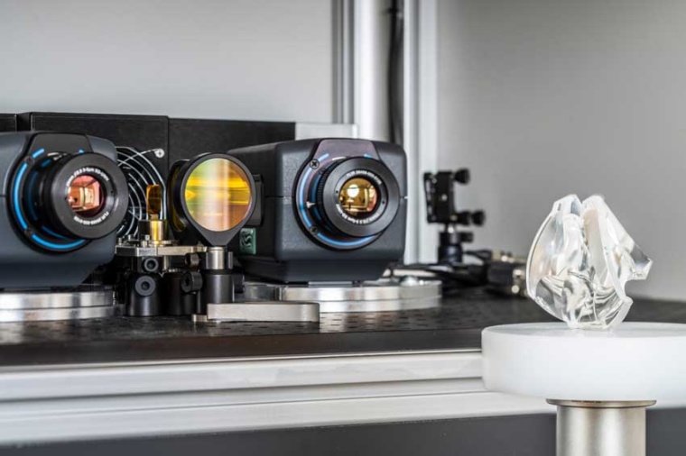 The system works with thermal radiation for the 3D detection of transparent...