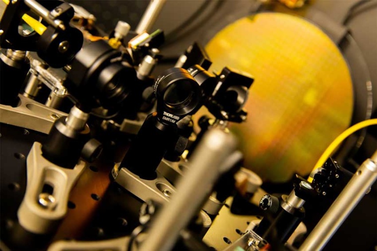 The scientists investigate complex industrial optical measurement methods and...