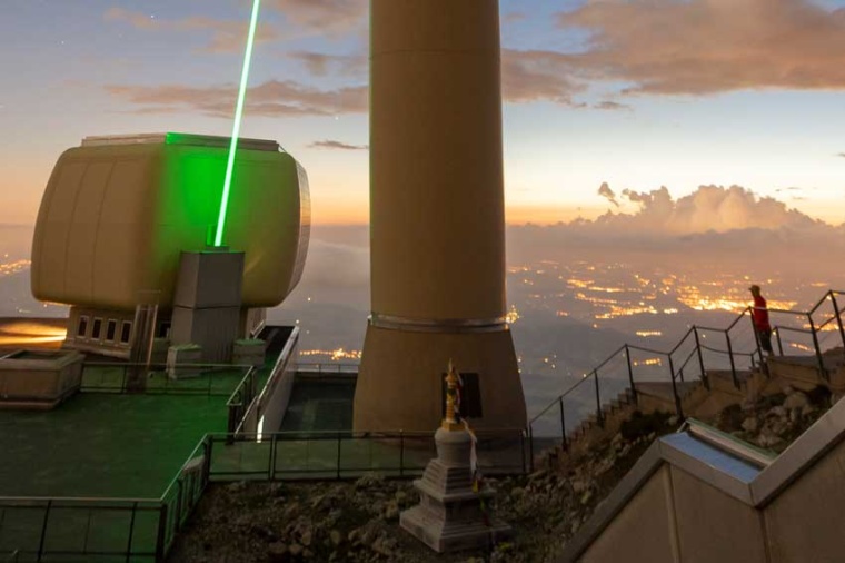 The green laser beam is clearly visible during use (Source: Trumpf / M....