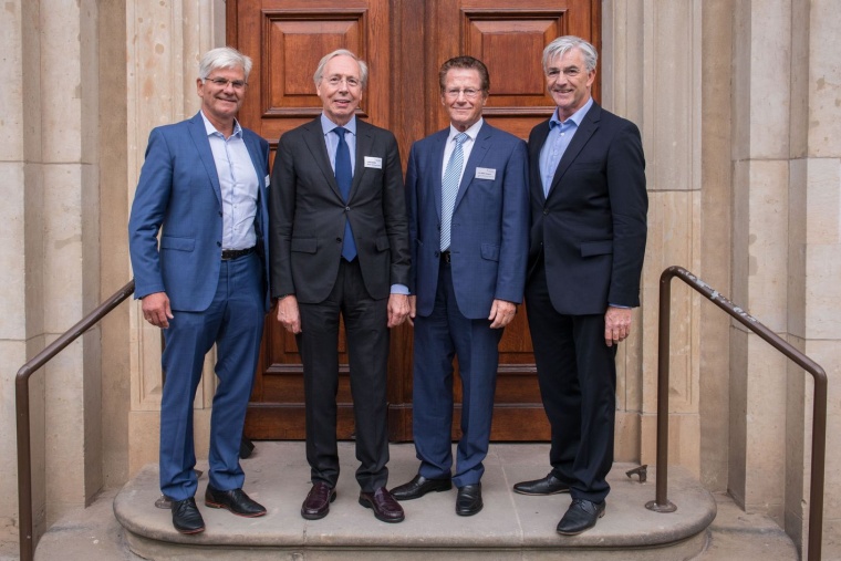 Spectaris chairman Josef May (r.) was able to personally bid farewell to the...