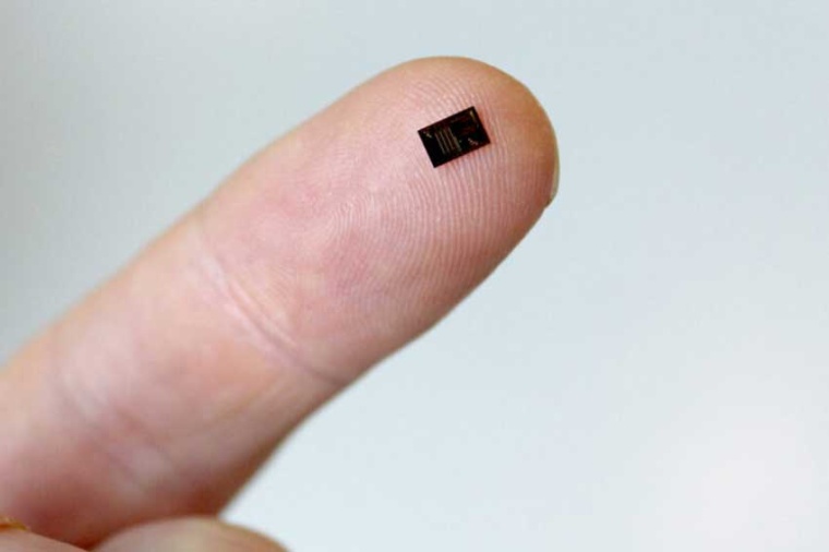 Laser sources integrated on a small chip for AR headsets (Source: Lionix Intl)