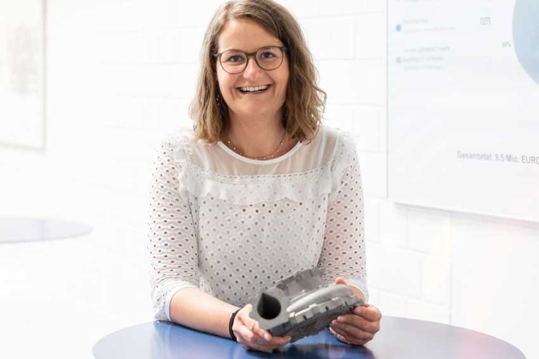 Professor Wudy with a workpiece produced using AM (Source: Raylase) 