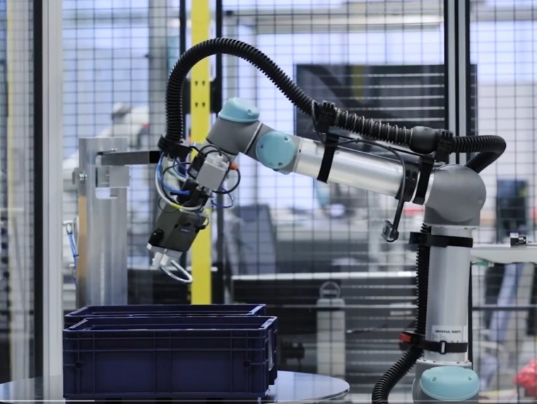 The central exhibit from Fraunhofer Vision at Control 2022: The robot, which is...