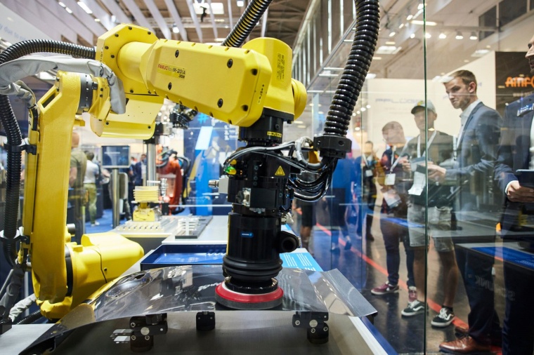 Visitors watch robots at work. (Image: Messe München)