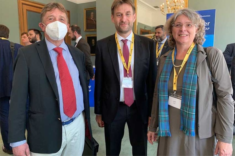 Rüdiger Quay (center), congratulated in London. (Source: Fh. IAF)