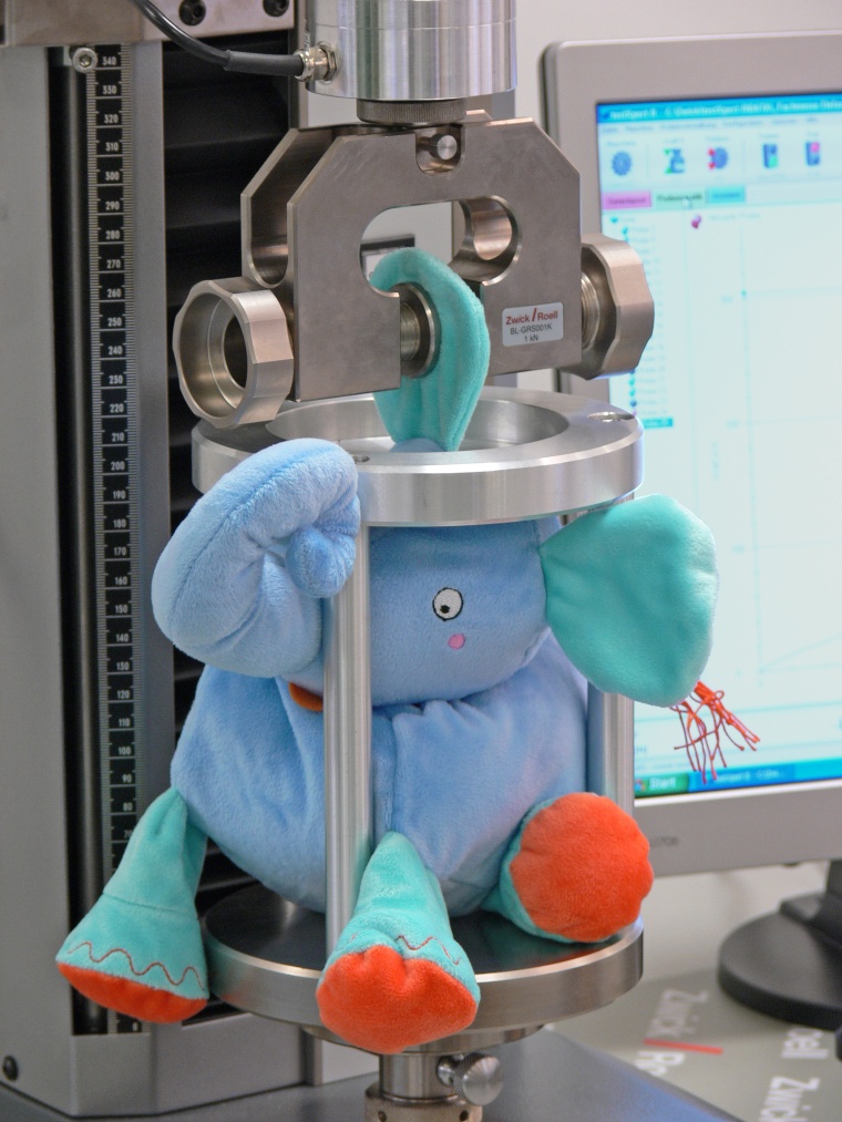 A stuffed elephant on the test bench. Image: ZwickRoell