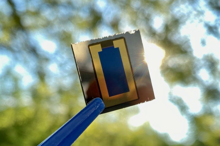 Perovskite/CIS tandem solar cells are already able to convert a relatively high...