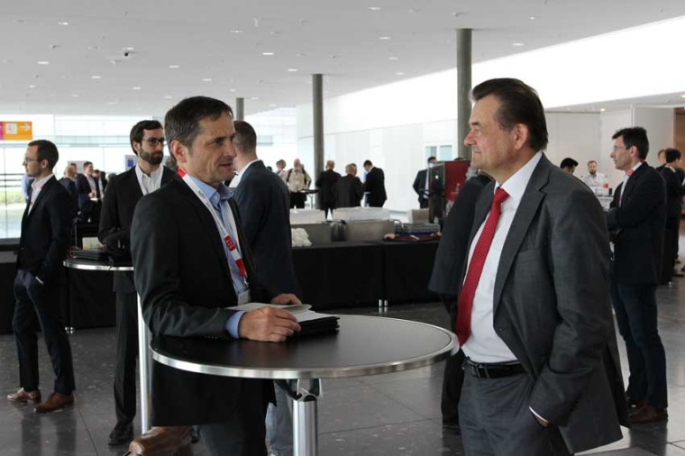 Discussions in the ICC foyer during the breaks (Source: IFSW, U Stuttgart)
