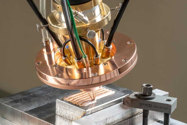 COAXquattro: the materials meet in the laser focus above the component surface....