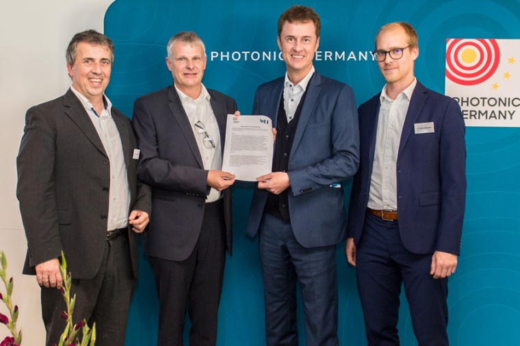Memorandum of understanding (l–r) Dr Wenko Süptitz (Spectaris), Prof Ludger...