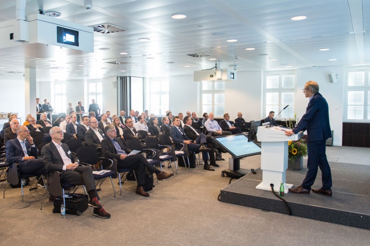 Dr Bernhard Ohnesorge giving his keynote address (Source: Photonics Germany)