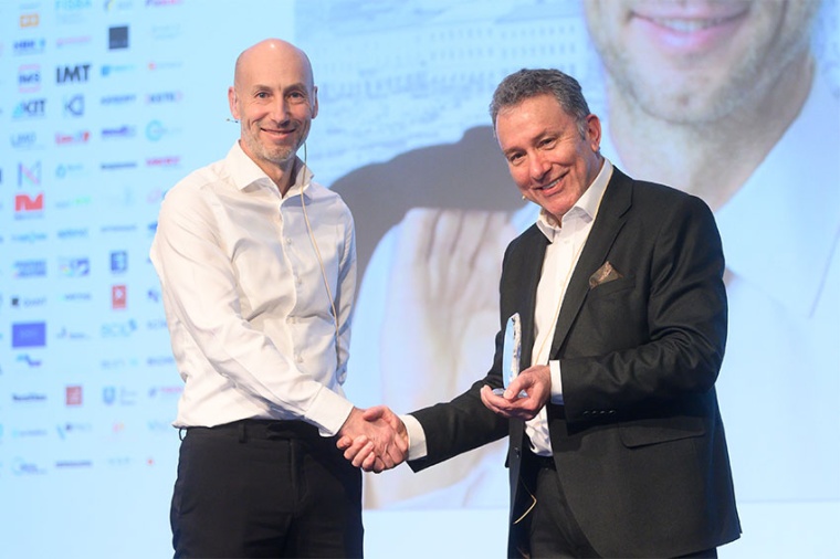 Basil Garabet, president of EPIC, delivers the CEO Award to Håkan Karlsson...