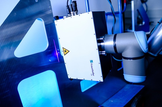 The F-Scanner 1D mini inspecting a sheet metal component (Image: Fraunhofer IPM)