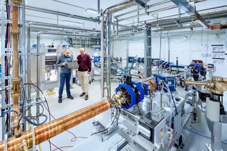 Since 2013 the FHI Free-Electron Laser (FHI FEL) provides intense, pulsed...