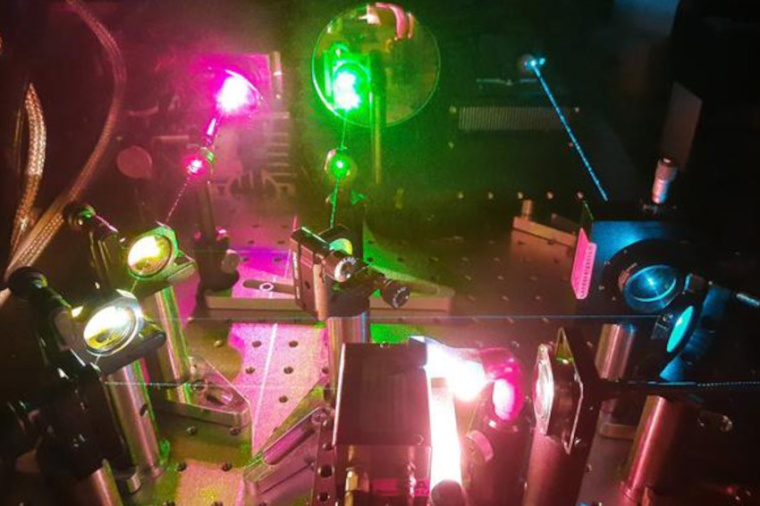 A fluorescence microscope uses structured illumination for fast...