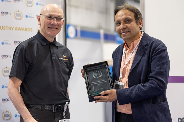 Sanjai Parthasarathi (r) receives the prize for Coherent (Source: ECOC)