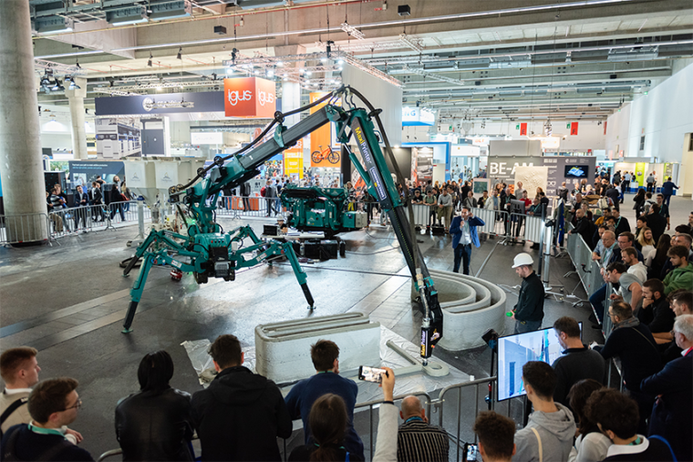3D printing live demo at Formnext 2023 (Source: Mesago / Mathias Kutt)