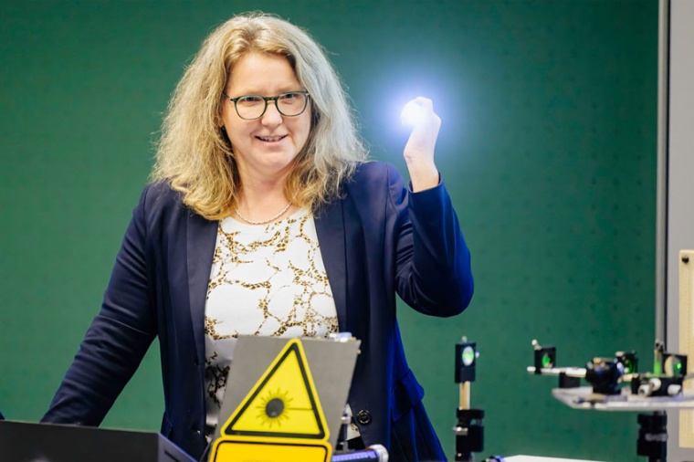 Prof Christine Silberhorn (Source: U Paderborn)