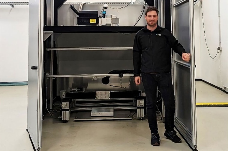 Robert Bernhard preparing the next customer trials (Source: Civan Lasers)