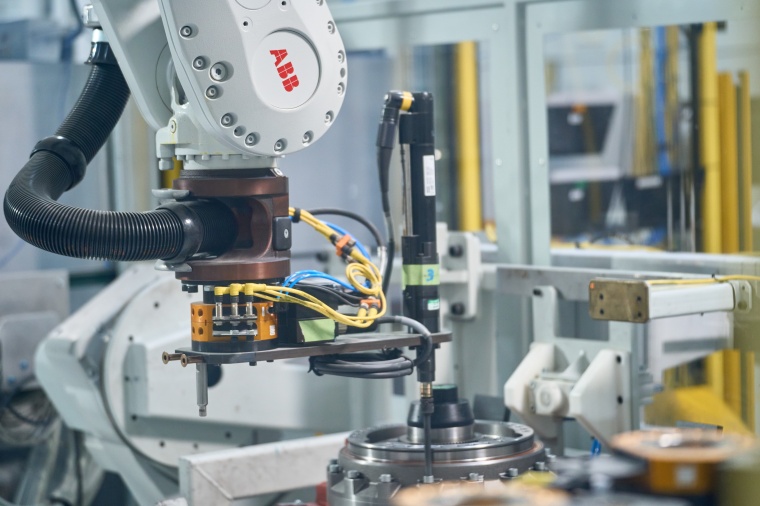 A robot in robot production (Image: ABB)