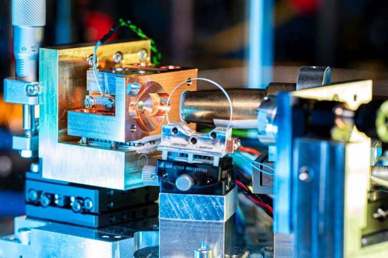 VECSEL setup for the development of a low-noise pump source for quantum...