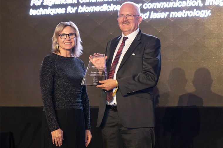 Jürgen Csarske accepts the award from SPIE President Jennifer Barton (Source:...