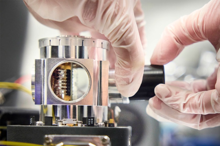 To dismantle the node in Delft, the teams from TNO and Fraunhofer ILT needed...