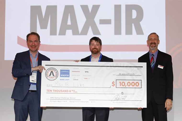 Jenoptik’s Ralf Kuschnereit (l) and SPIE President Peter de Groot (r) present...