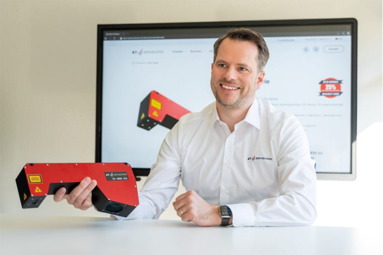 Daniel Seiler, Managing Director of AT Sensors, with the ECS 4090 3D sensor....